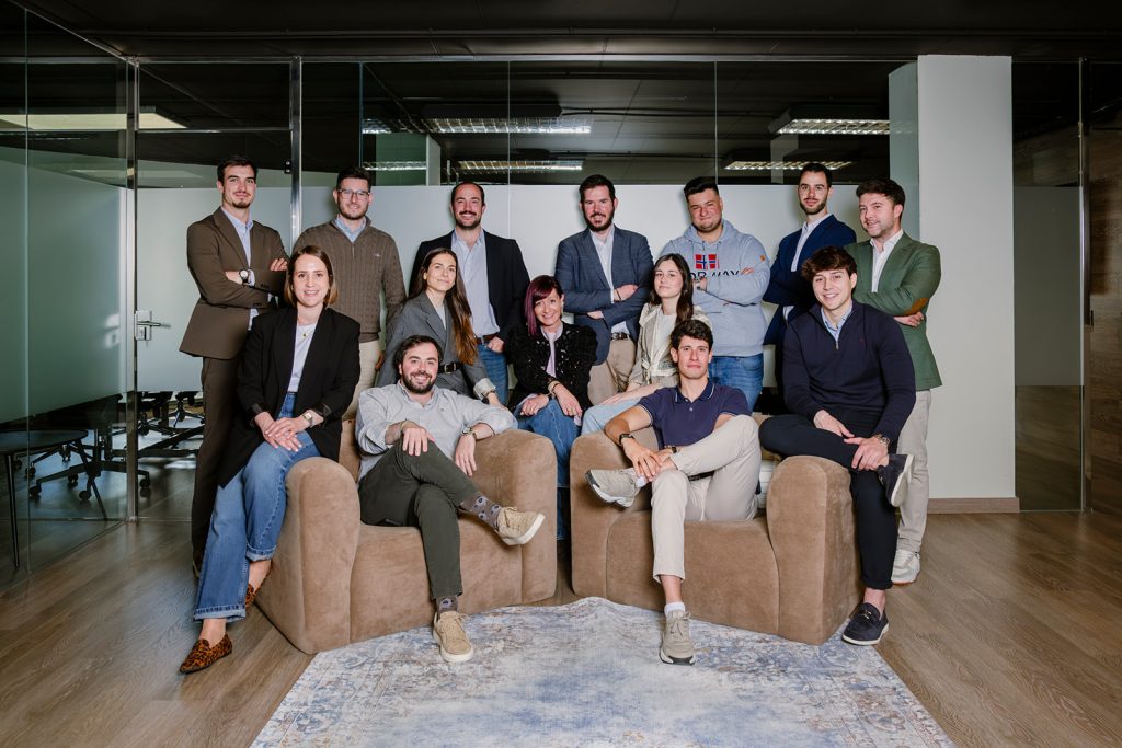 Equipo de LABB Properties y LABB Academy en la oficina